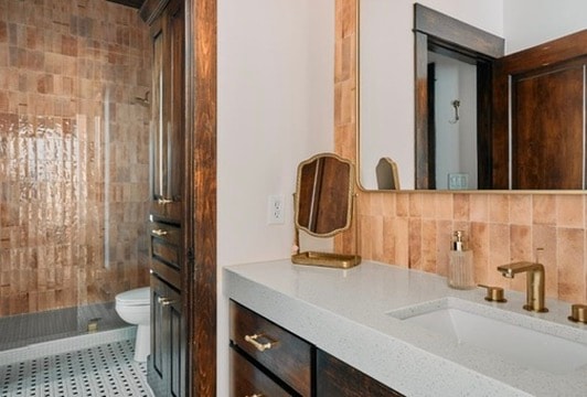 Design consulting — bathroom with warm tile and brass fixtures