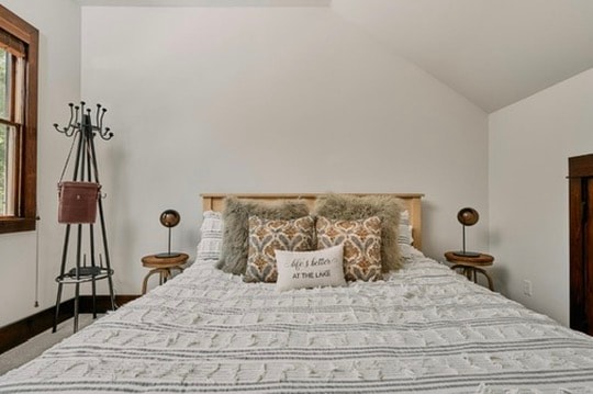 Vacation rental — cozy bedroom at the lake
